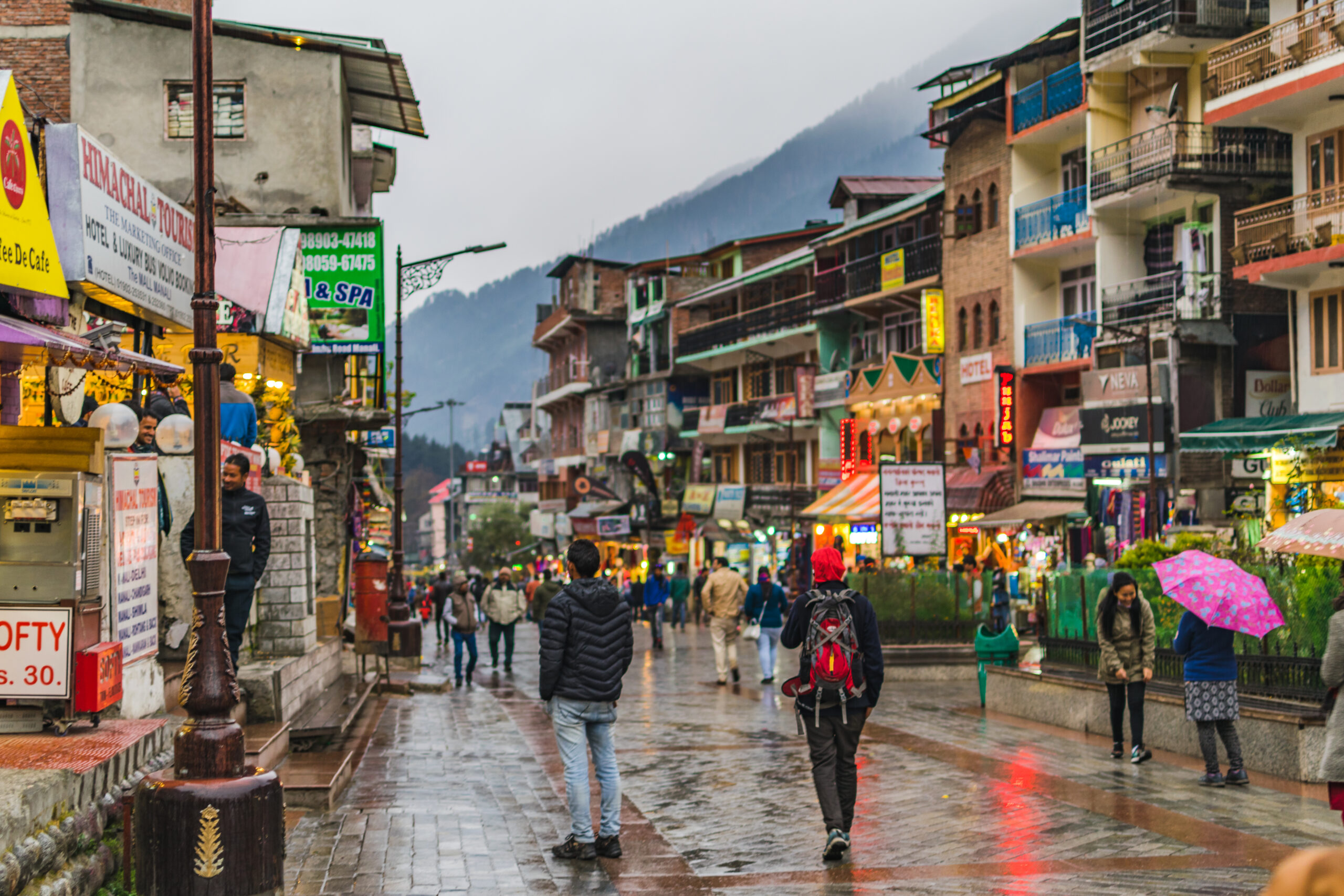 Mall_Road,_Manali (2)